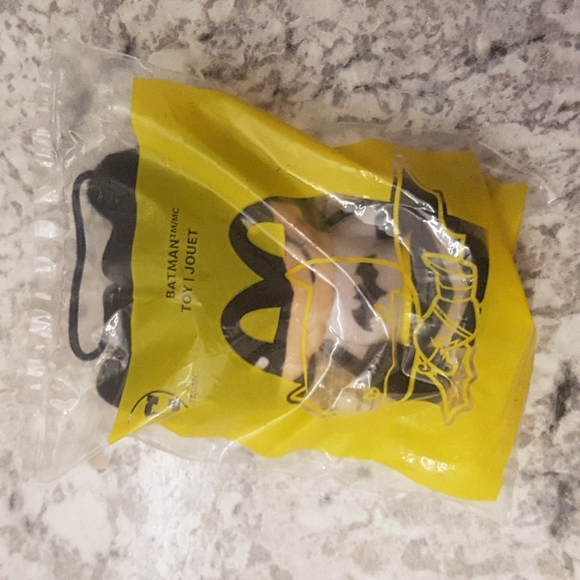 💲5️⃣ in 🛍️of2+  [MCDONALD'S] Batman Stuffy Keychain - Picture 3 of 3